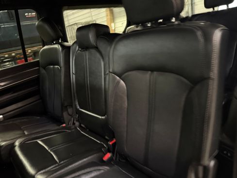 Used 2023 Jeep Wagoneer Series III w/ Preferred Equipment Group AWD/4WD image 33