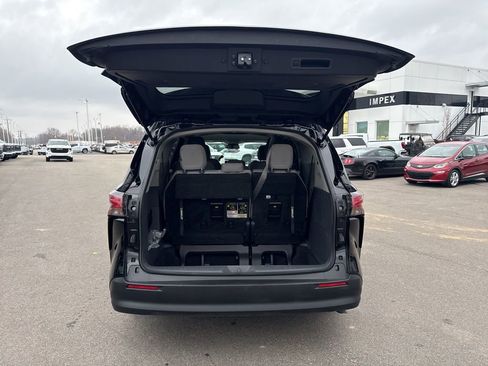 Used 2024 Toyota Sienna LE image 33