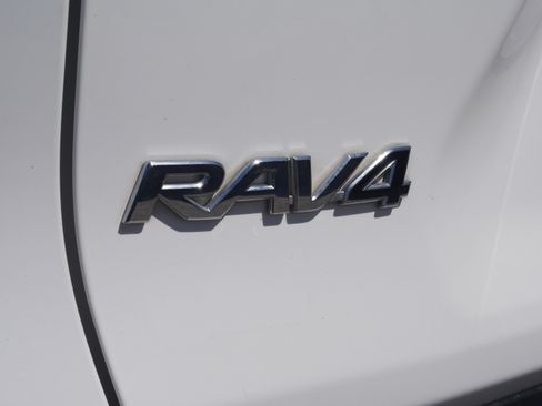 Used 2020 Toyota RAV4 LE AWD/4WD image 18
