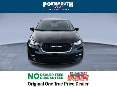 Used 2024 Chrysler Pacifica Touring-L image 9