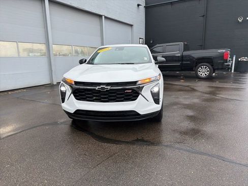 Used 2025 Chevrolet Trax RS w/ Sunroof Package image 17