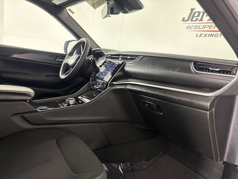 Used 2025 Jeep Grand Cherokee Laredo X w/ Luxury Tech Group I AWD/4WD image 30