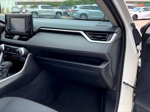 Used 2019 Toyota RAV4 LE FWD image 18