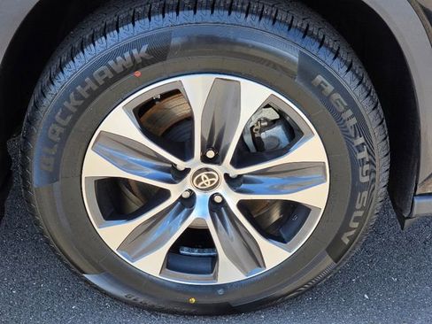 Used 2023 Toyota Highlander XLE AWD/4WD image 9