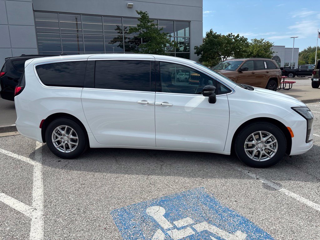 New 2027 Chrysler Pacifica Select FWD image 13