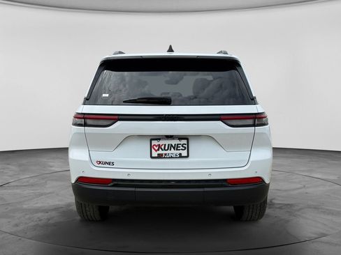 Used 2024 Jeep Grand Cherokee Altitude RWD image 9
