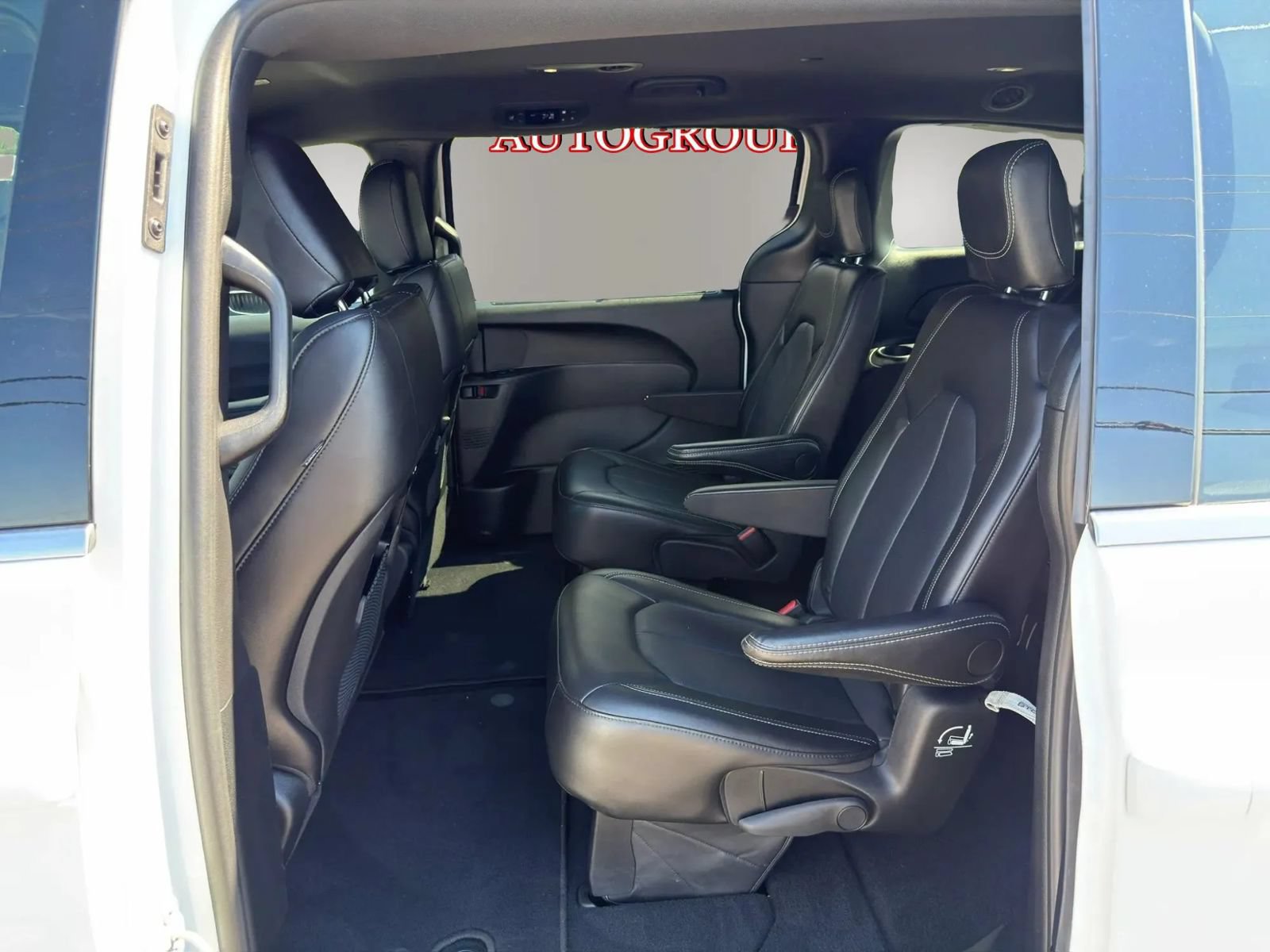 Used 2025 Chrysler Pacifica Select FWD image 10