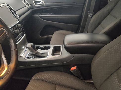 Used 2019 Jeep Grand Cherokee Laredo w/ 18" Wheel & 8.4" Radio Group image 17