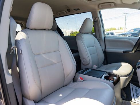 Used 2020 Toyota Sienna XLE FWD image 30