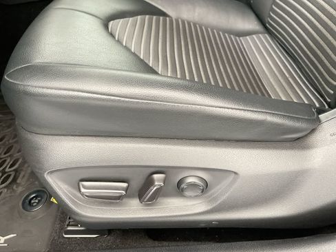Used 2020 Toyota Camry SE FWD image 12