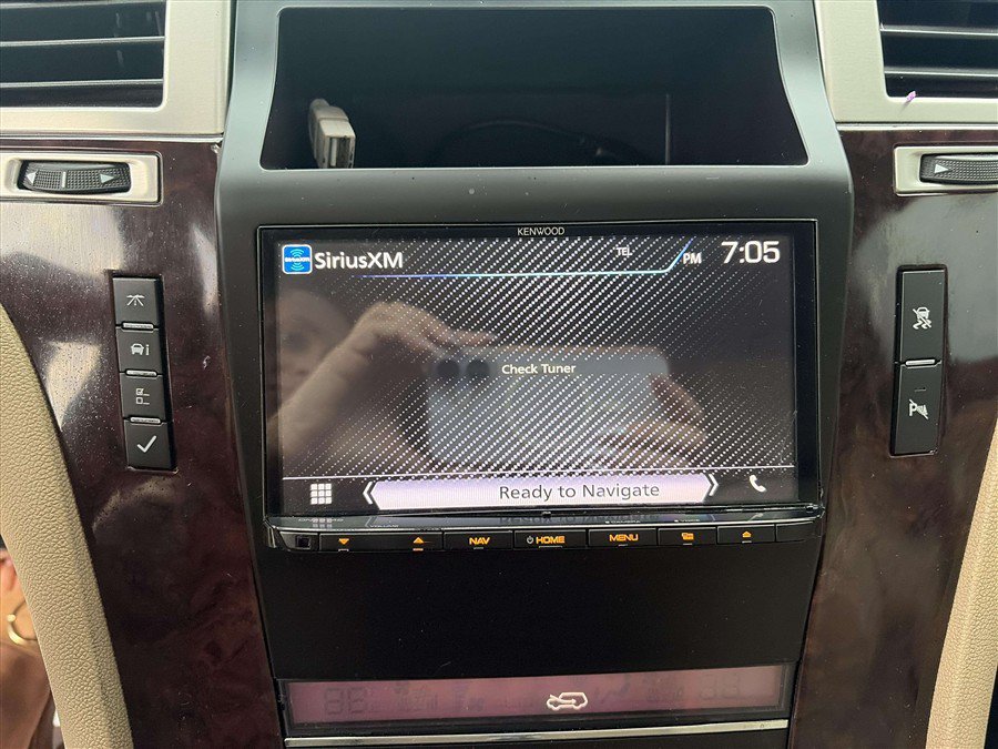 Used 2010 Cadillac Escalade 4WD Hybrid image 24