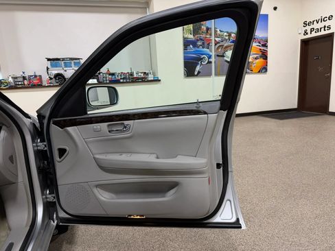 Used 2009 Cadillac DTS w/ Trunk Convenience Package FWD image 22