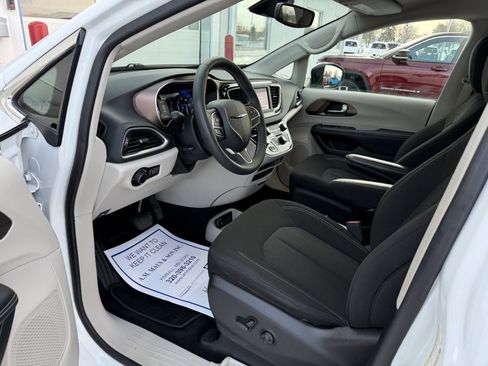 Used 2023 Chrysler Voyager LX image 10