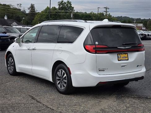 Used 2021 Chrysler Pacifica Touring-L image 24