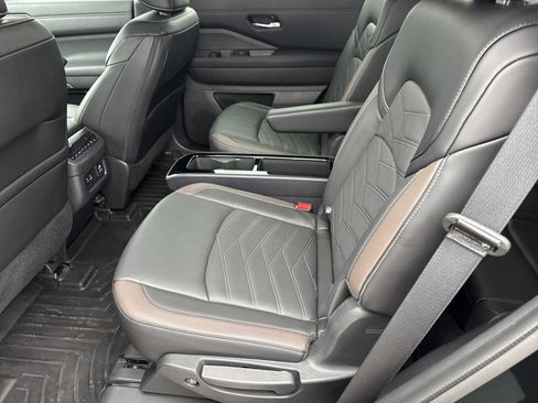 Used 2024 Nissan Pathfinder Platinum image 11