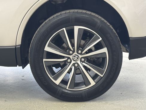 Used 2022 Toyota Venza LE AWD/4WD image 42
