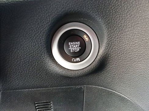 Used 2025 Chrysler Pacifica Limited image 17