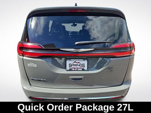 Used 2023 Chrysler Pacifica Touring-L FWD image 4