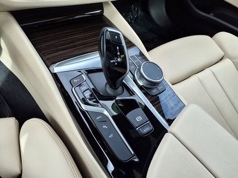 Used 2020 BMW 530e w/ Premium Package image 23