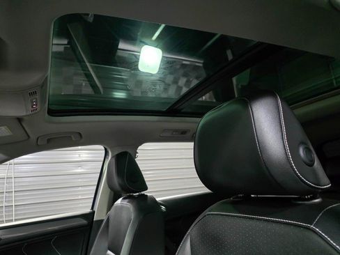 Used 2024 Volkswagen Tiguan SE w/ Panoramic Sunroof Package image 14