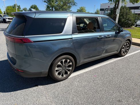 Used 2024 Kia Carnival EX FWD image 3