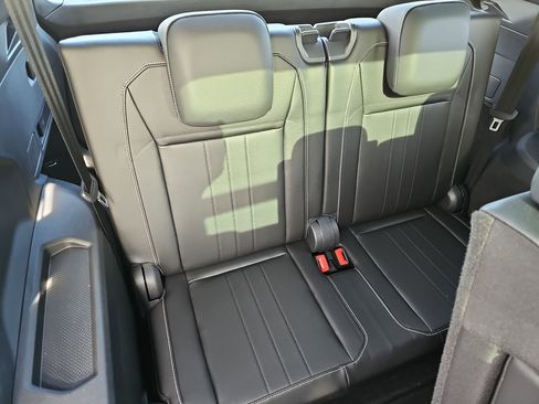 Used 2024 Volkswagen Tiguan SE R-Line image 12