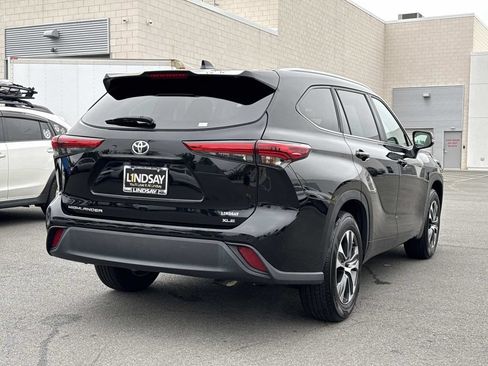 Used 2023 Toyota Highlander XLE FWD image 3