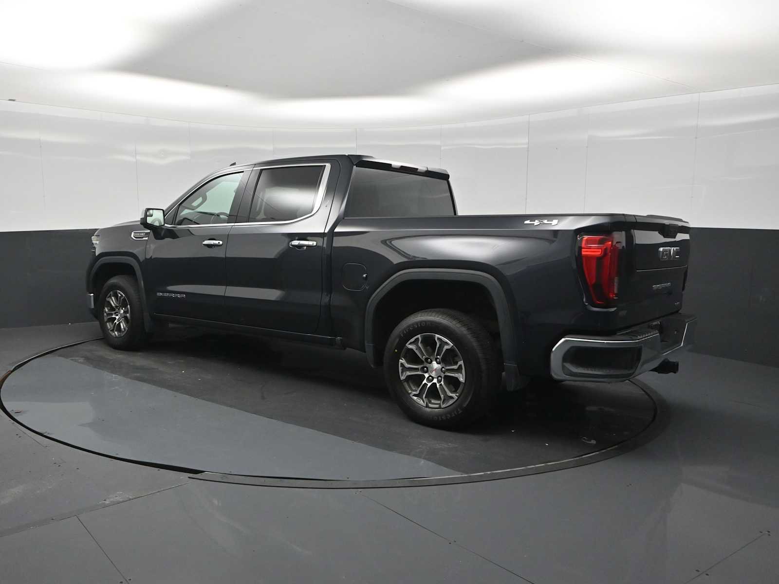 Used 2025 GMC Sierra 1500 SLT AWD/4WD image 6