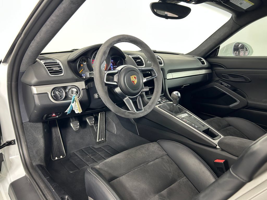 Certified 2016 Porsche Cayman GT4 RWD image 4