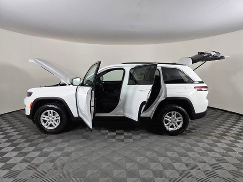 New 2025 Jeep Grand Cherokee Laredo image 16