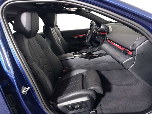 Used 2025 BMW 540i xDrive image 25