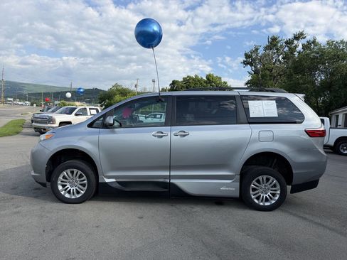 Used 2017 Toyota Sienna XLE FWD image 8