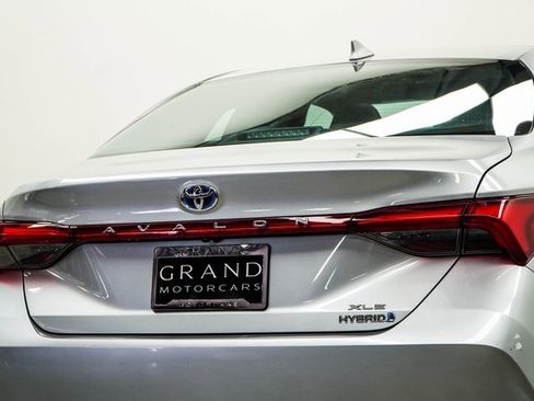 Used 2021 Toyota Avalon XLE w/ Moonroof Package image 13