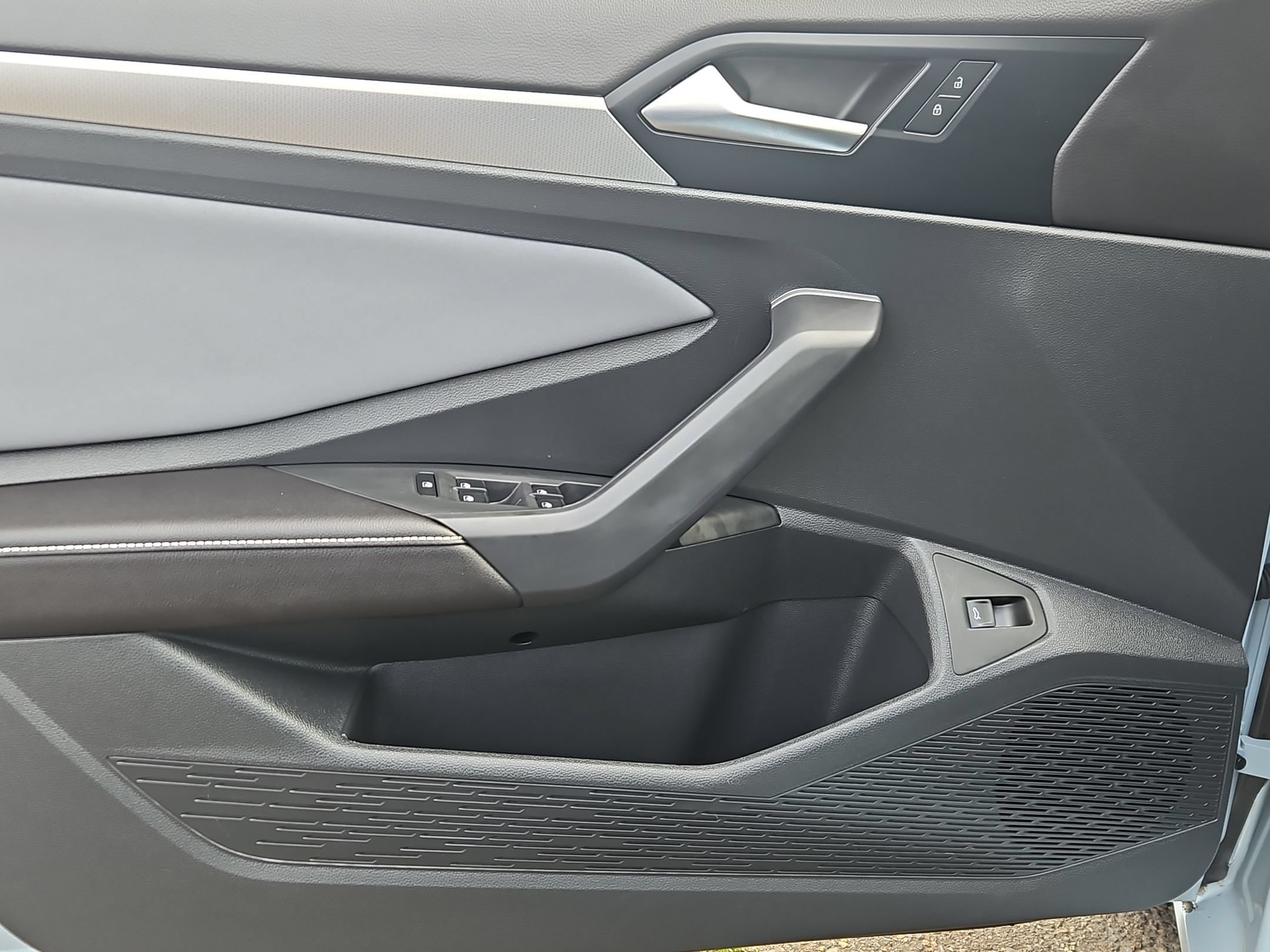 Used 2025 Volkswagen Jetta SE w/ Sunroof Package FWD image 9