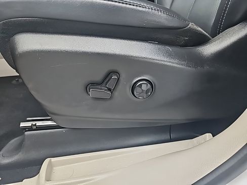 Used 2024 Chrysler Pacifica Touring-L FWD image 13