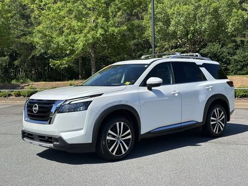 Certified 2025 Nissan Pathfinder Platinum FWD image 3