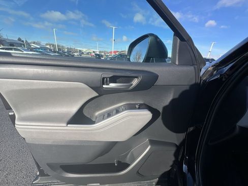 Used 2021 Toyota Highlander XLE image 23