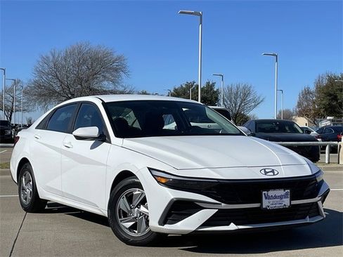 Used 2024 Hyundai Elantra SE image 2