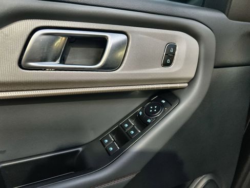 Used 2025 Ford Explorer Active w/ Active Comfort Package image 15