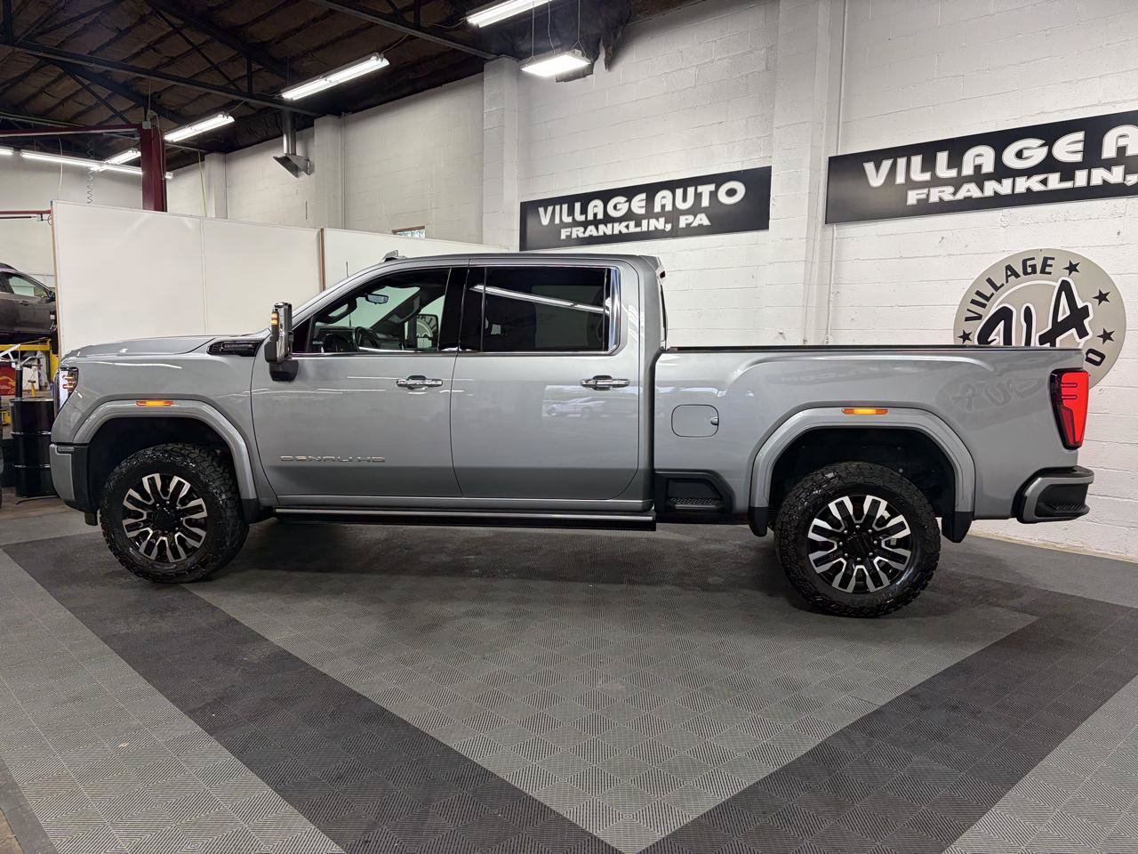 Used 2025 GMC Sierra 3500 Denali Ultimate AWD/4WD image 13