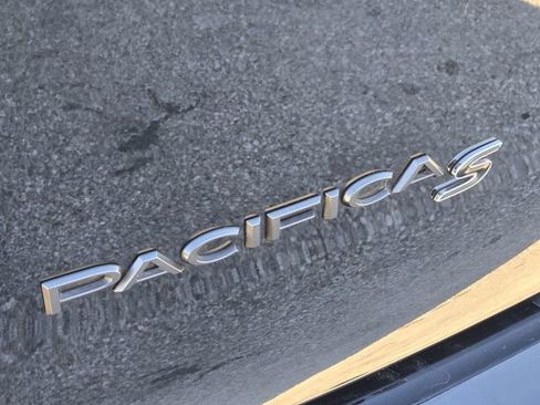 Used 2025 Chrysler Pacifica Limited image 13