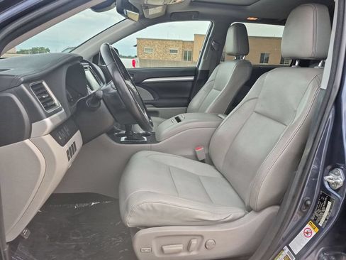 Used 2018 Toyota Highlander XLE AWD/4WD image 9