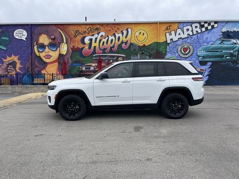 Used 2025 Jeep Grand Cherokee Altitude AWD/4WD image 2