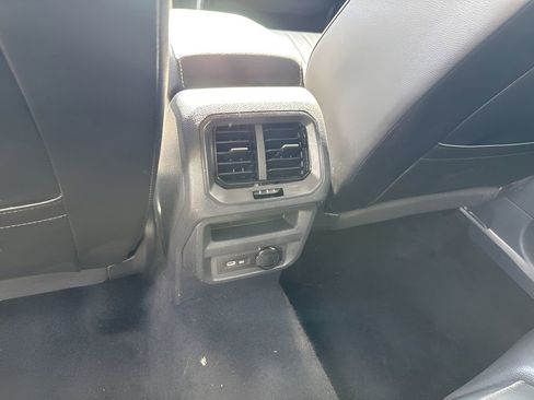 Used 2024 Volkswagen Tiguan SE image 21