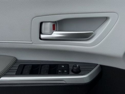 Used 2025 Toyota Sienna XLE image 24