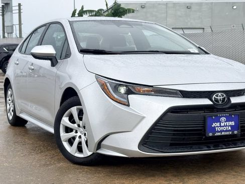 Used 2025 Toyota Corolla LE FWD image 2