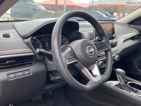 Used 2024 Nissan Altima 2.5 SV FWD image 9