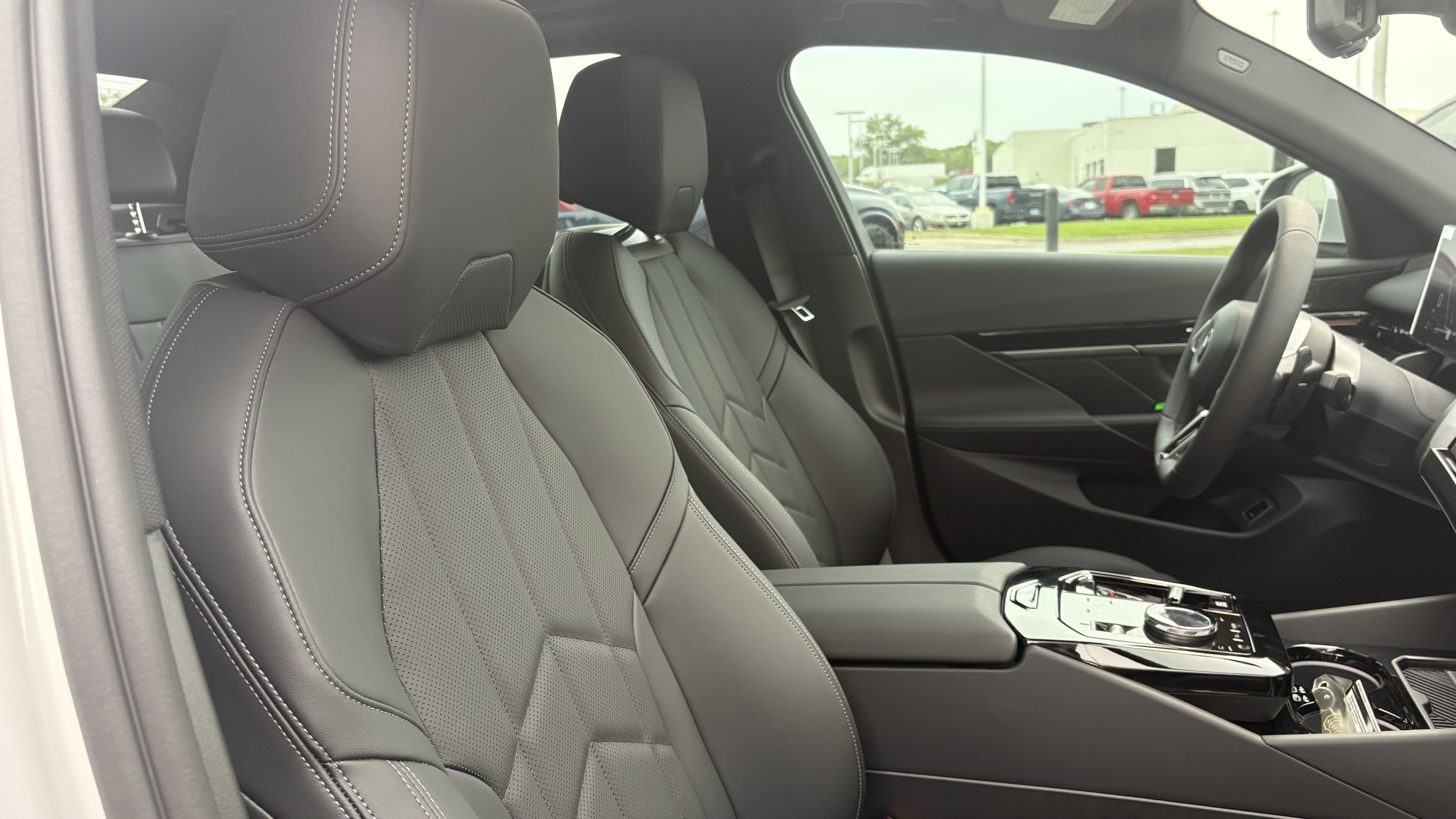 Used 2026 BMW 530i xDrive w/ M Sport Package AWD/4WD image 31
