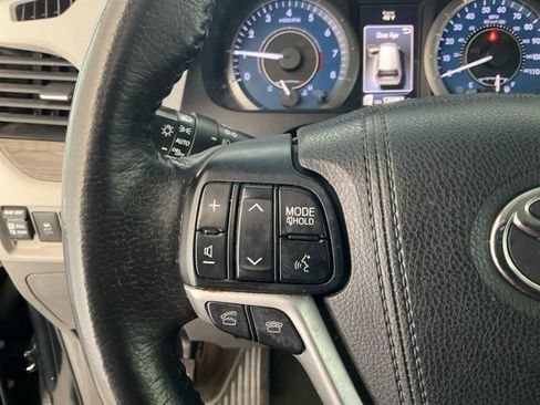 Used 2017 Toyota Sienna XLE image 10