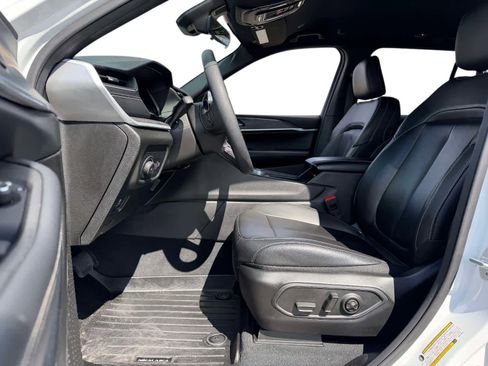 Used 2025 Jeep Grand Cherokee Limited image 10